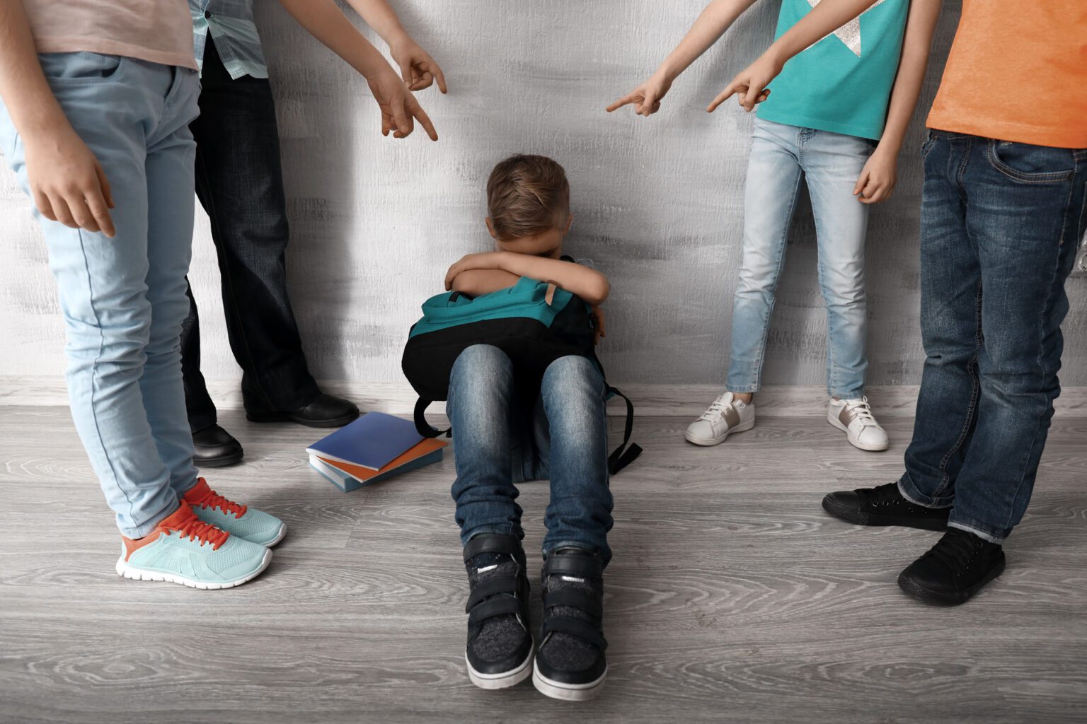 kleiner Junge erlebt mobbing durch mehrere Mitschüler