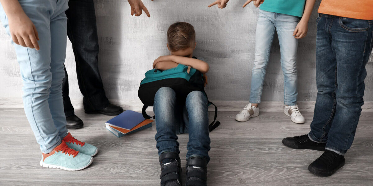 kleiner Junge erlebt mobbing durch mehrere Mitschüler