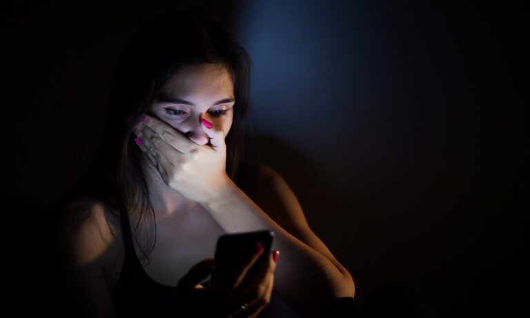 Schülerin erlebt Cybermobbing und ist ist erschrocken über Social Media Bilder