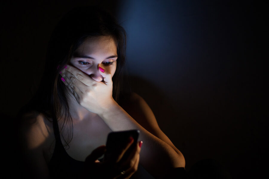 Schülerin erlebt Cybermobbing und ist ist erschrocken über Social Media Bilder