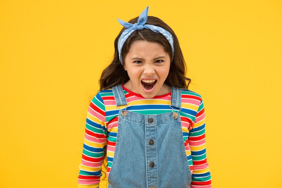 Ein Mädchen ruft laut STOP wie es in einem Selbstsicherheitstraining gelernt hat