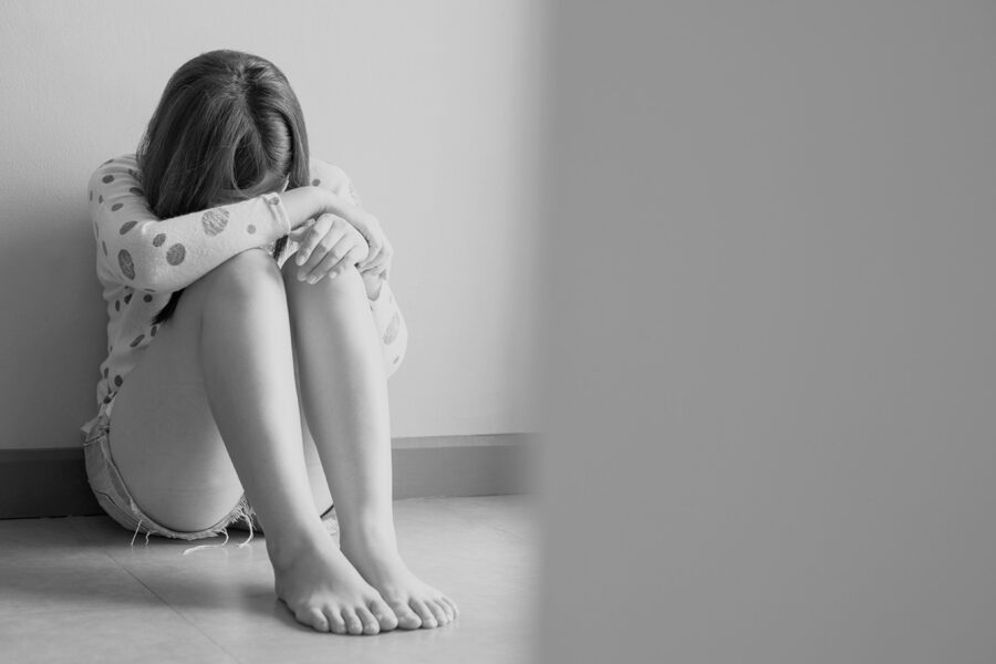 Einsames Mädchen zieht sich nach dem Erleben sexualisierter Gewalt zurück