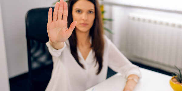 Mitarbeiterin im Büro setzt klare Grenze gegen verbale Gewalt