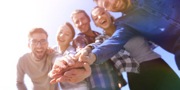 Mitarbeiter gemeinsam nach einem Teamevent über Selbstbehauptung und gewaltfreie Kommunikation