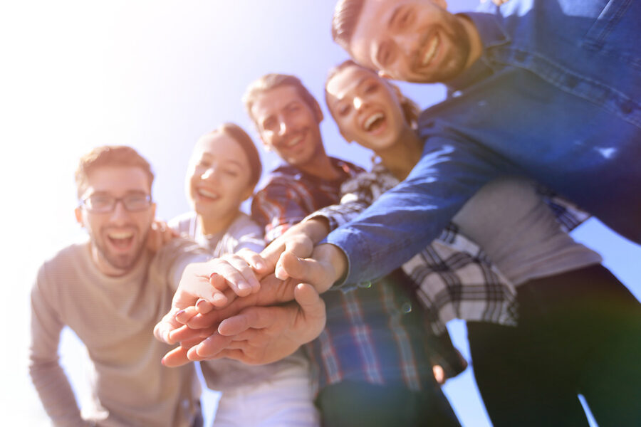 Mitarbeiter gemeinsam nach einem Teamevent über Selbstbehauptung und gewaltfreie Kommunikation