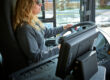 Eine Busfahrerin am Steuer ihres Fahrzeuges im öffentlichen Nahverkehr trägt Verantwortung für sich selbst und ihre Fahrgäste