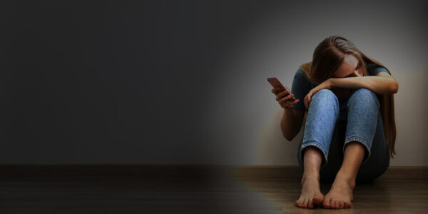 Junge Frau verzweifelt nach Cybermobbing zu Hause