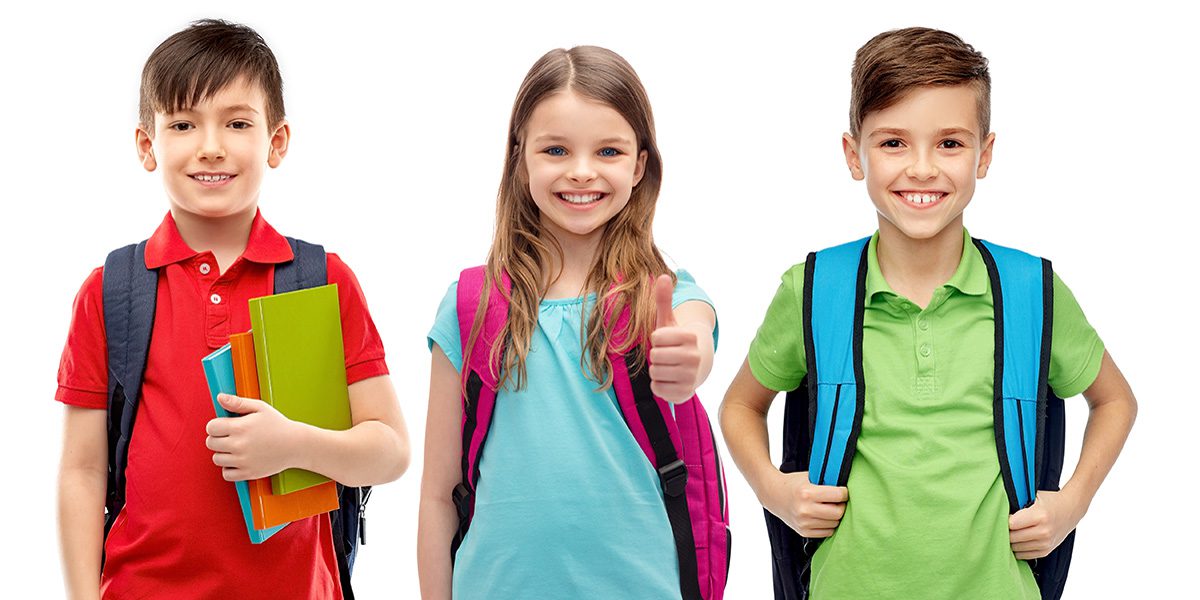 empathische Kinder leben fair play - zwei Jungen und ein Mädchen mit Schulranzen. Alle lächeln glücklich und das Mädchen zeigt eine Daumen hoch Geste.