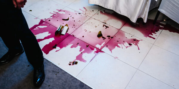 Eine zerbrochene Weinflsche auf dem Boden eines Restaurants die ein Zeichen für eine gewalttätige Auseinandersetzung mit dem Personal sein kann